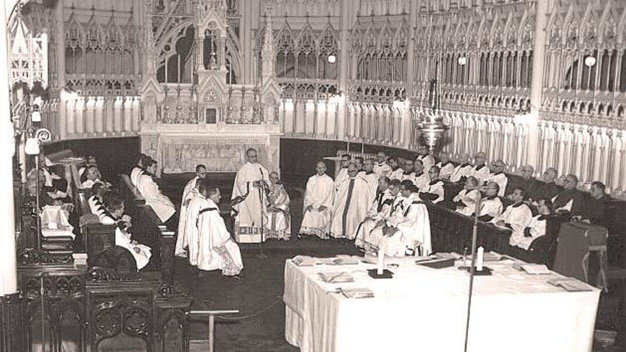 Célébration d'une messe à la cathédrale de Rimouski en 1965