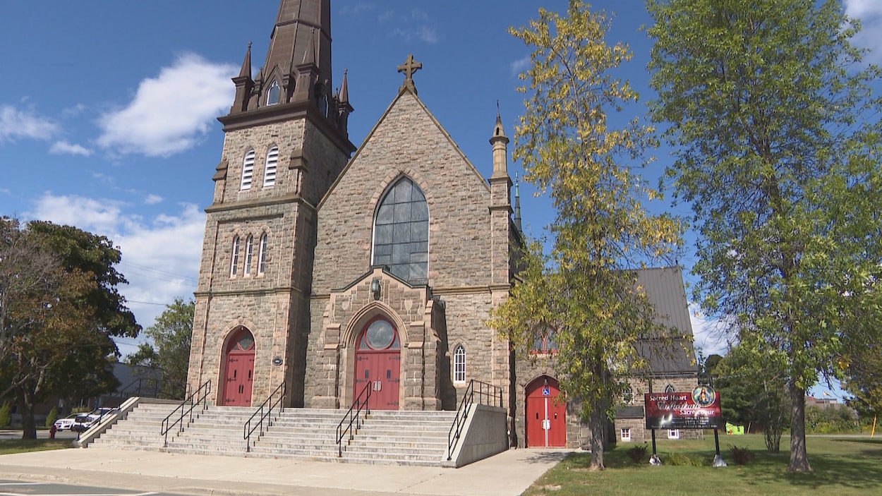 Une dernière messe chargée d’émotion à la cathédrale Sacré-Cœur de Bathurst