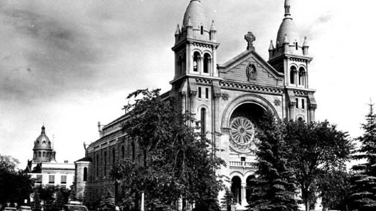 un grande cathédrale avec deux flèches et une rotonde.