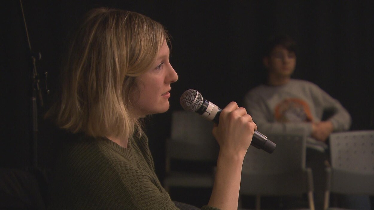 Catherine Dorion, un micro à la main.