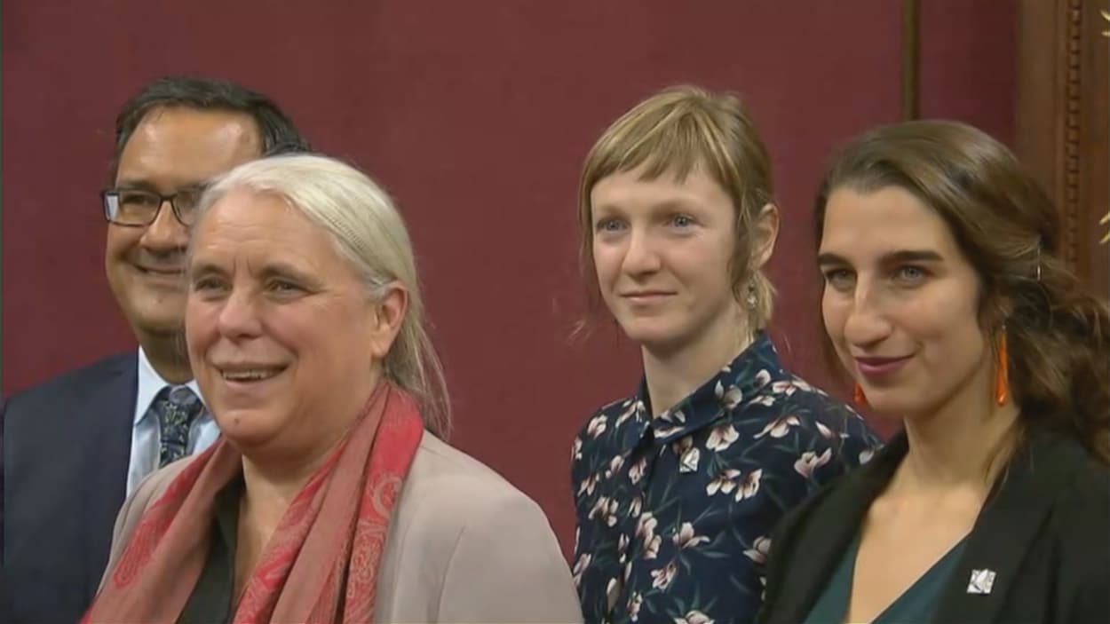 Cahterine Dorion (2e à partir de la droite) députée de Taschereau lors de son assermentation