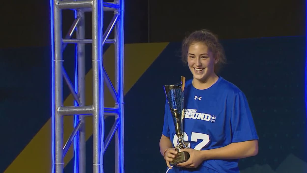 Catherine Lizotte tient son trophée.