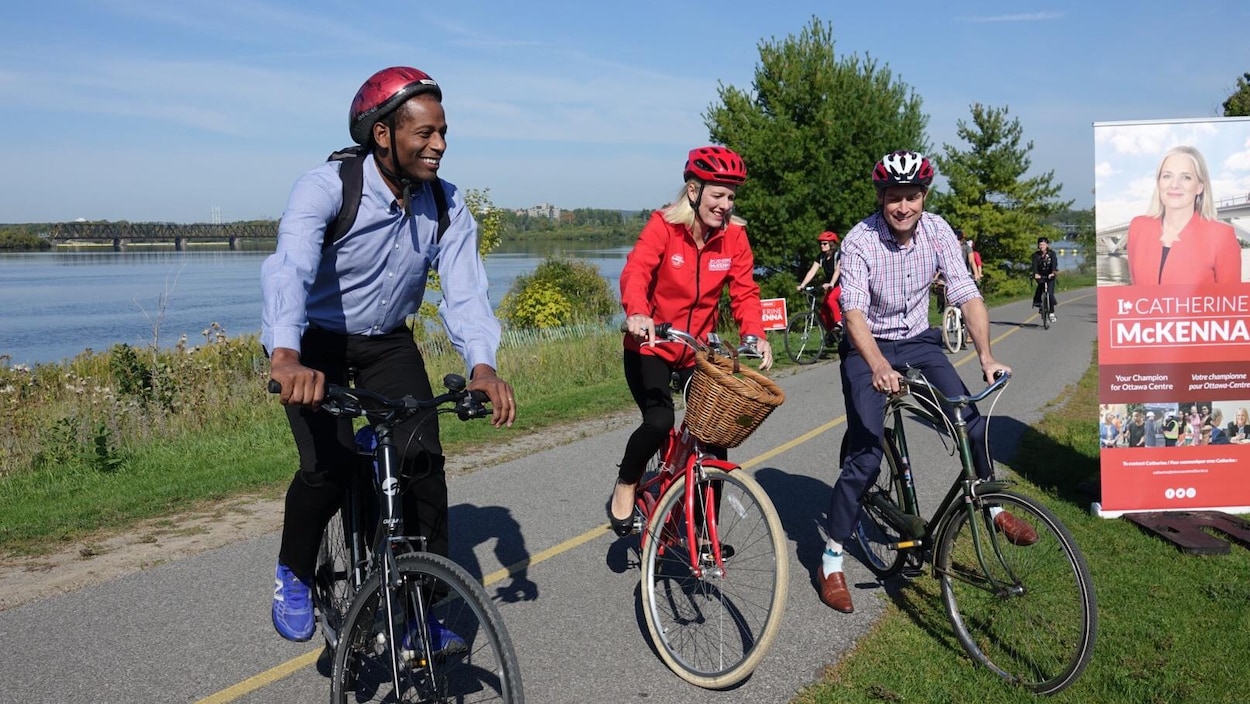 Catherine McKenna, Greg Fergus et William Amos en vélo.
