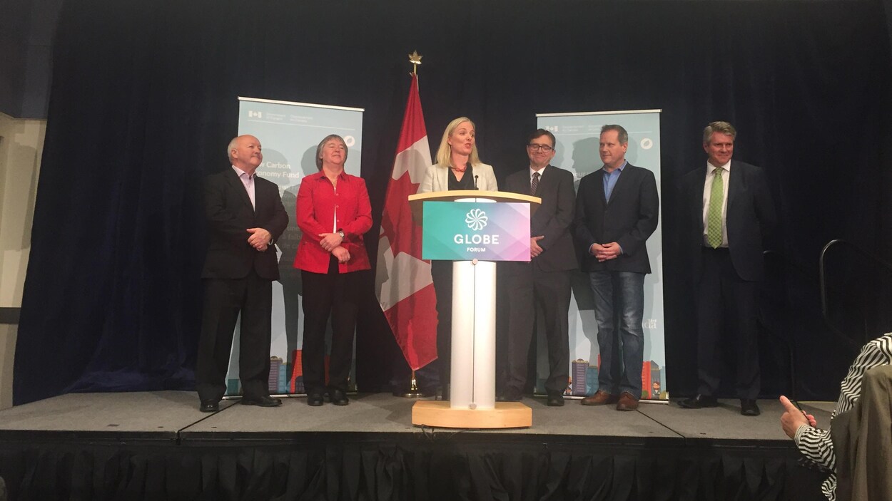 La ministre fédérale de l'environnement, Catherine McKenna, entourée de son équipe, s'adresse à la presse lors de la conférence Globe 2018 tenue à Vancouver. La ministre fédérale de l'environnement, Catherine McKenna, entourée de son équipe, s'adresse à la presse lors de la conférence Globe 2018 tenue à Vancouver.