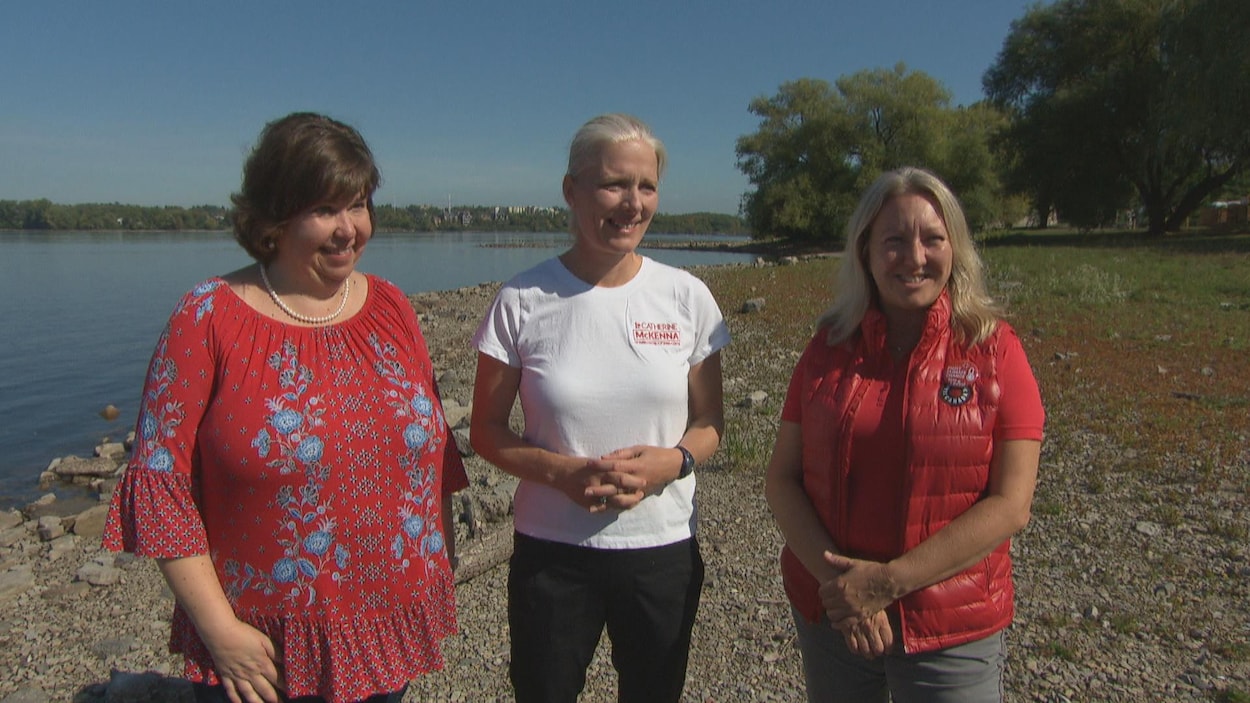 Trois femmes sur une plage à Ottawa.