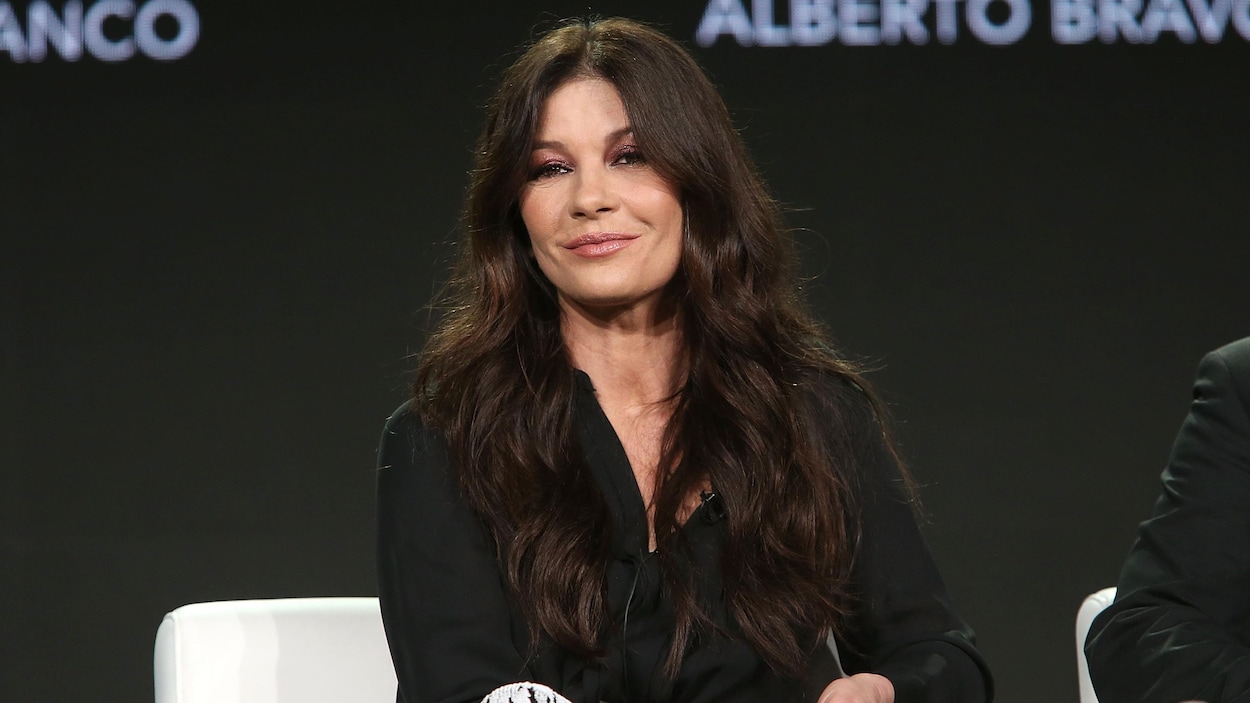 L'actrice Catherine Zeta-Jones est assise et écoute une question d'un journaliste, lors d'une rencontre avec la presse en 2018. L'actrice Catherine Zeta-Jones est assise et écoute une question d'un journaliste, lors d'une rencontre avec la presse en 2018.