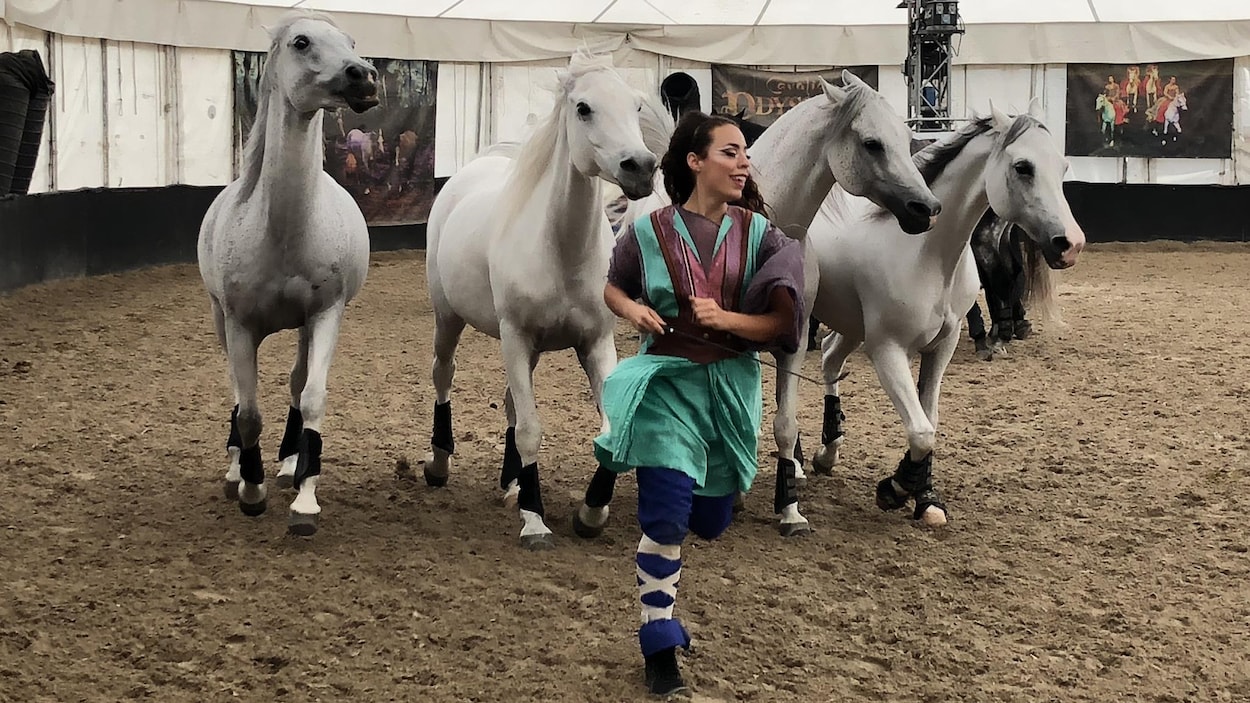 Les Gants Aux Pieds Dargile De Cavalia ICIRadio Canadaca