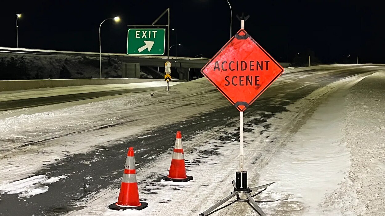 panneau d'avertissement de route accidentée. panneau de