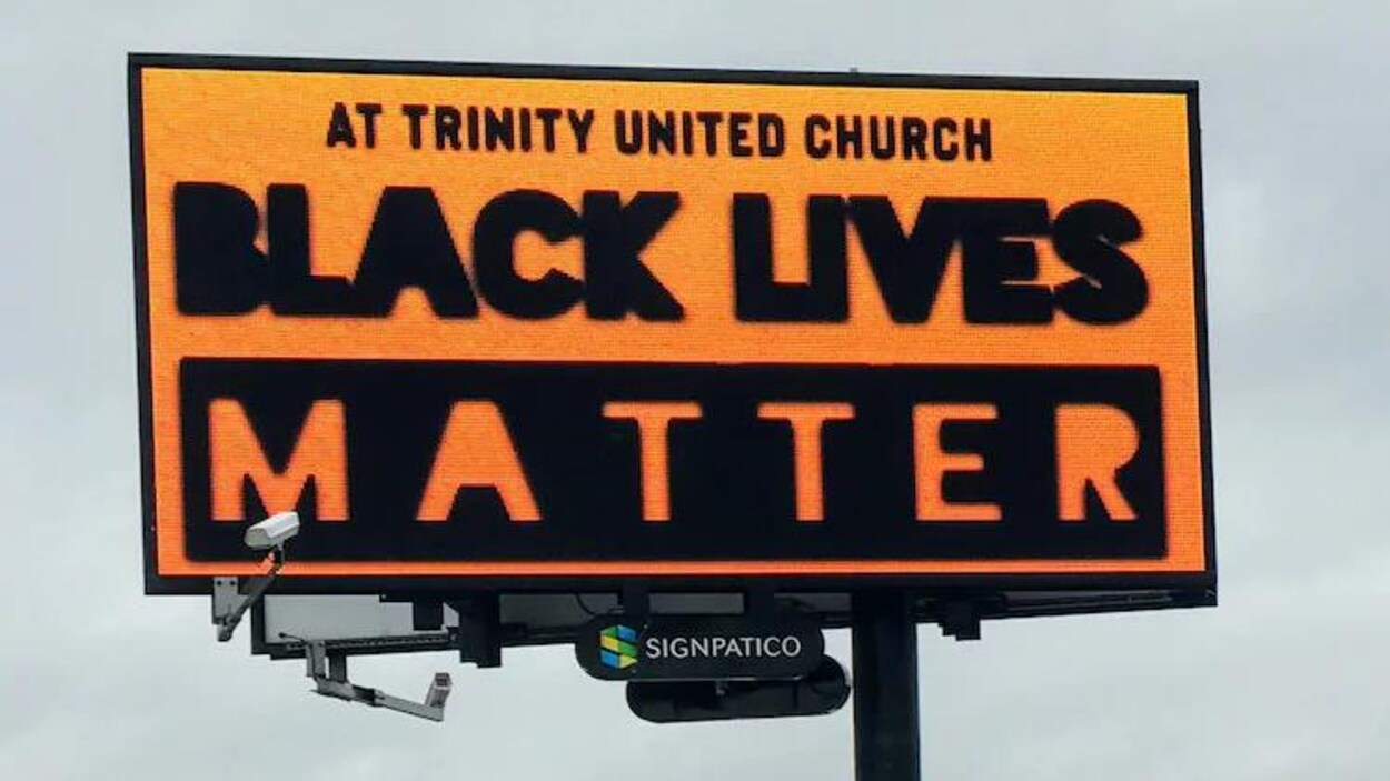 Un panneau-réclame aux couleurs du mouvement Black Lives Matter.