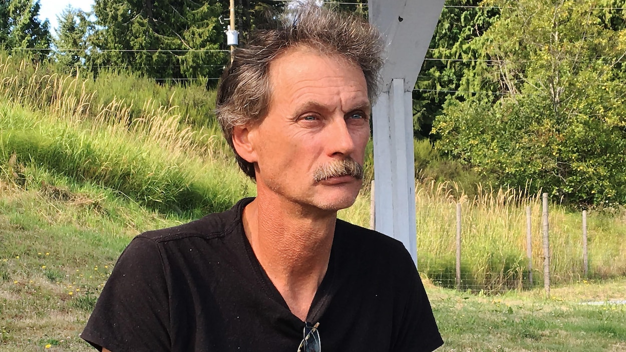 Un homme photographié à l'extérieur.