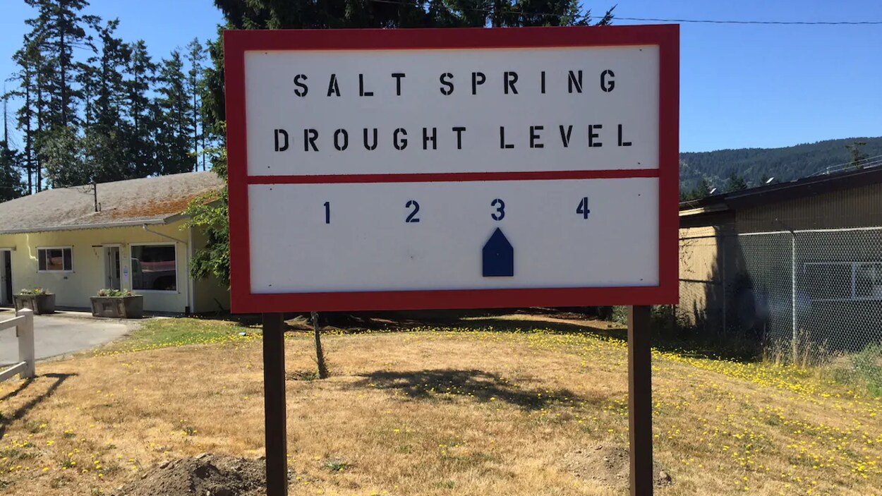 Une pancarte note que le niveau de sécheresse de l'île Salt Spring est à 3 sur une échelle de 1 à 4.
