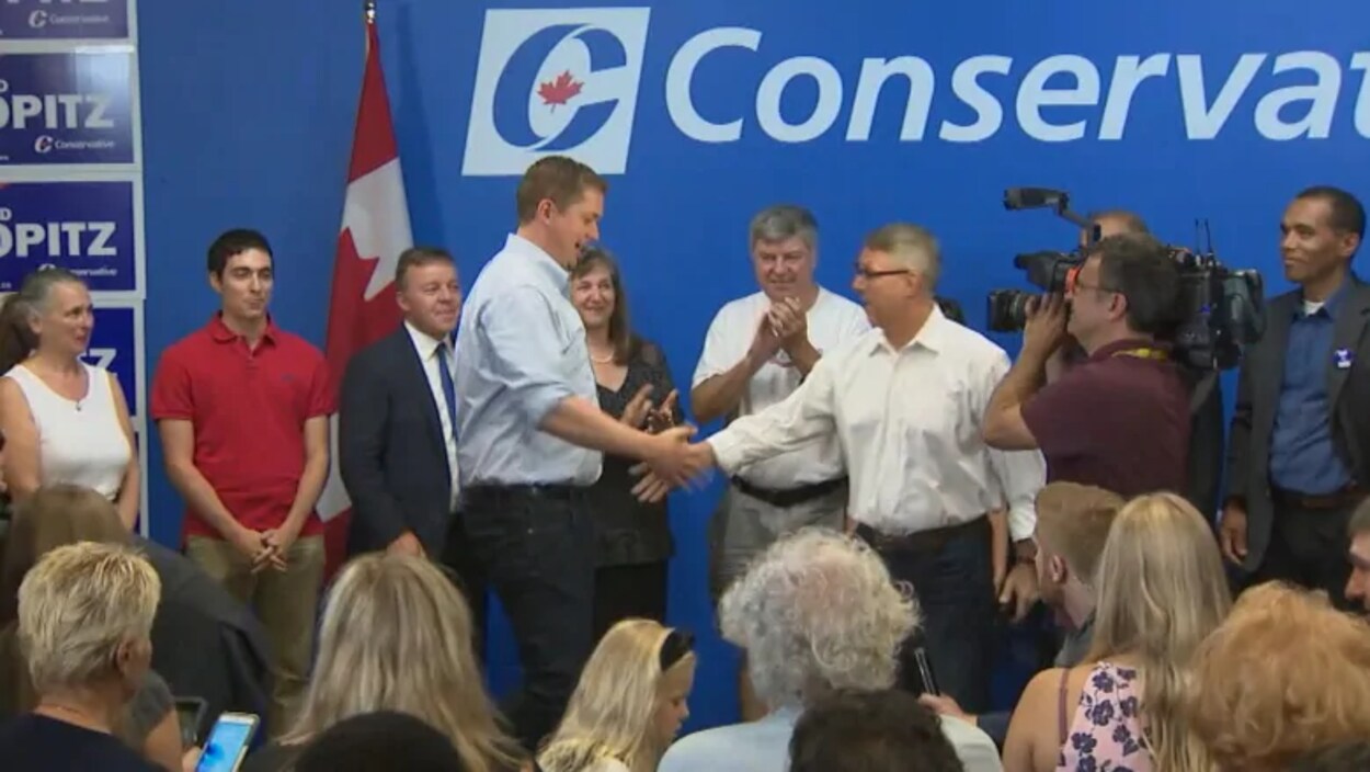 Le chef conservateur Andrew Scheer, à gauche, serre la main de Ted Opitz, candidat conservateur d'Etobicoke — Centre dans une réunion de campagne.