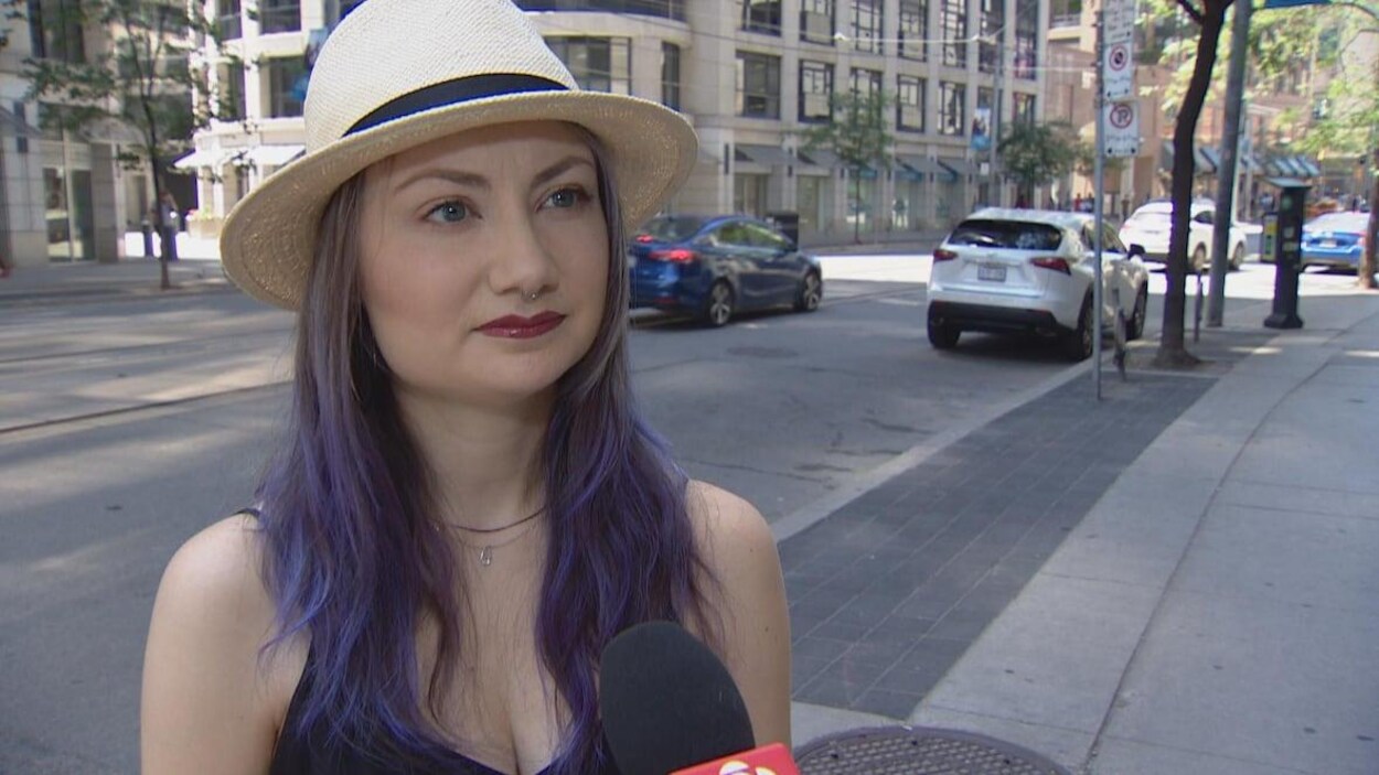Une femme avec un chaleur dans la rue.