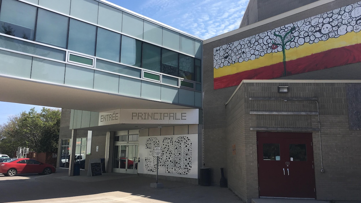 Plan large de l'entrée principale du Centre culturel franco-manitobain.