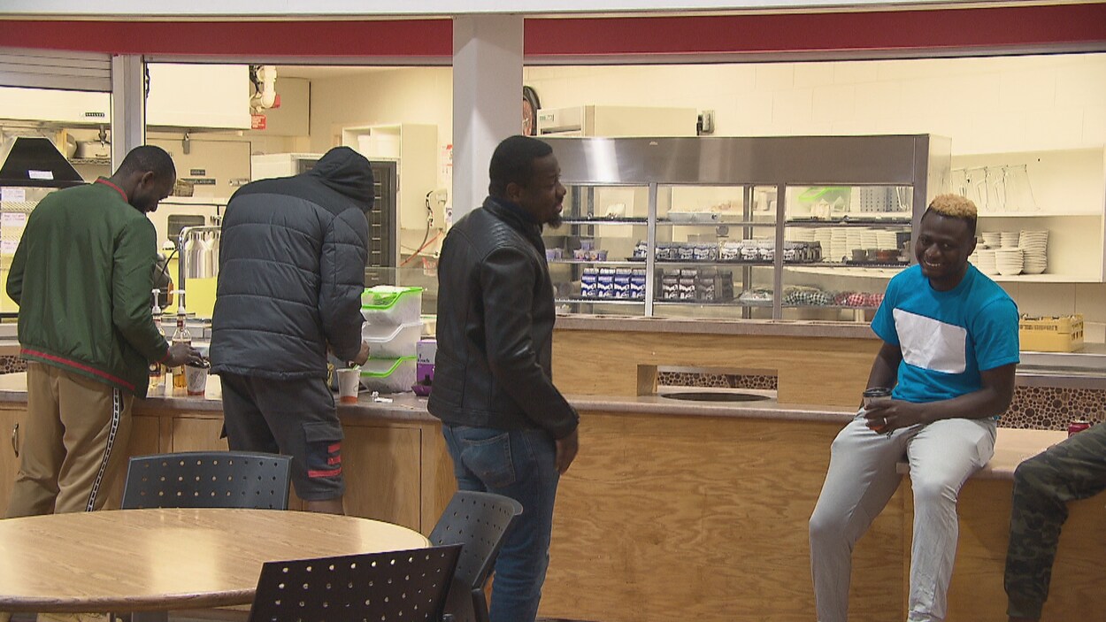 Quatre étudiants africains commandent leur repas dans la cafétéria du collège à Dieppe.