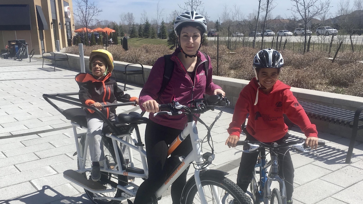 Cécile Lecoq et ses deux garçons se déplacent souvent à vélo.