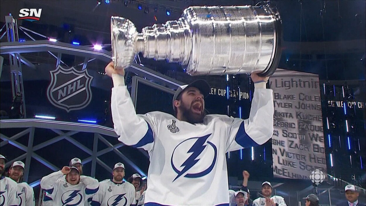 Cédric Paquette soulève la coupe Stanley.