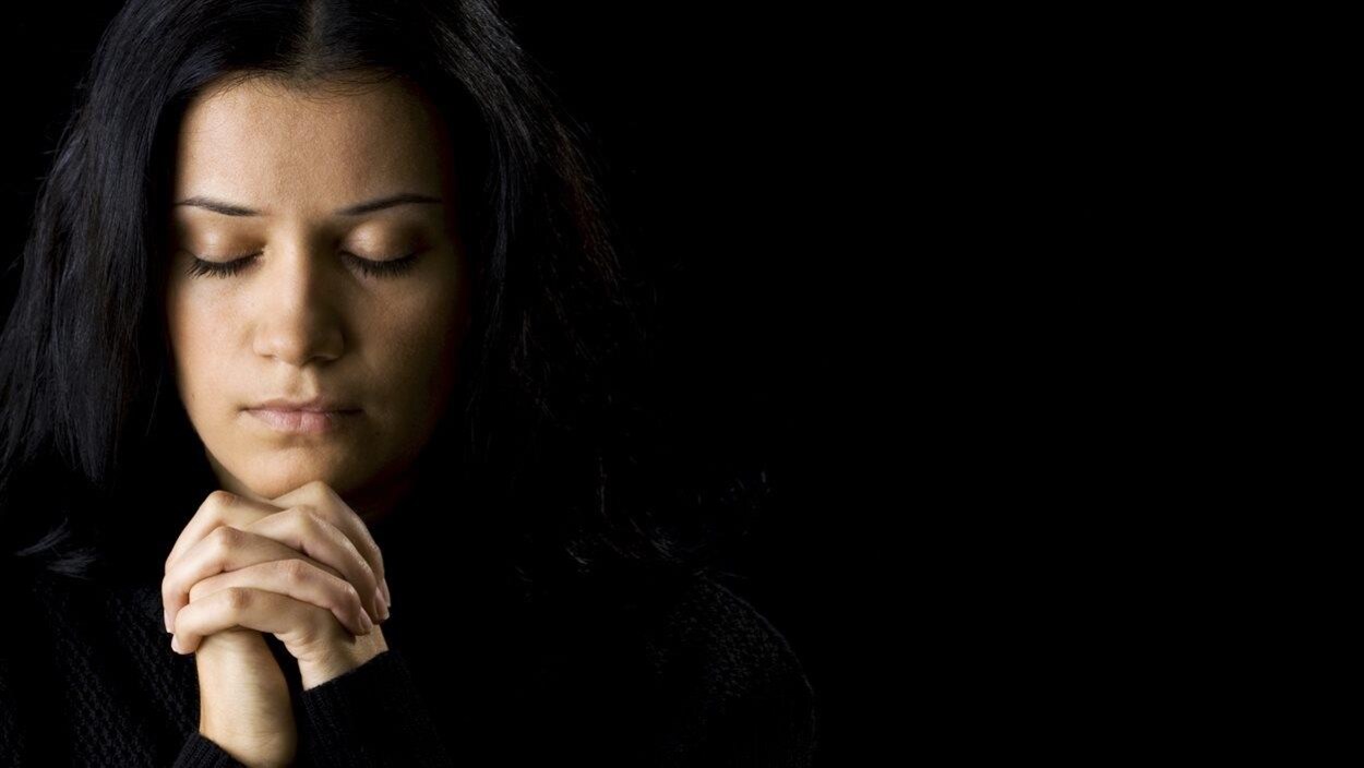 Une femme en prière