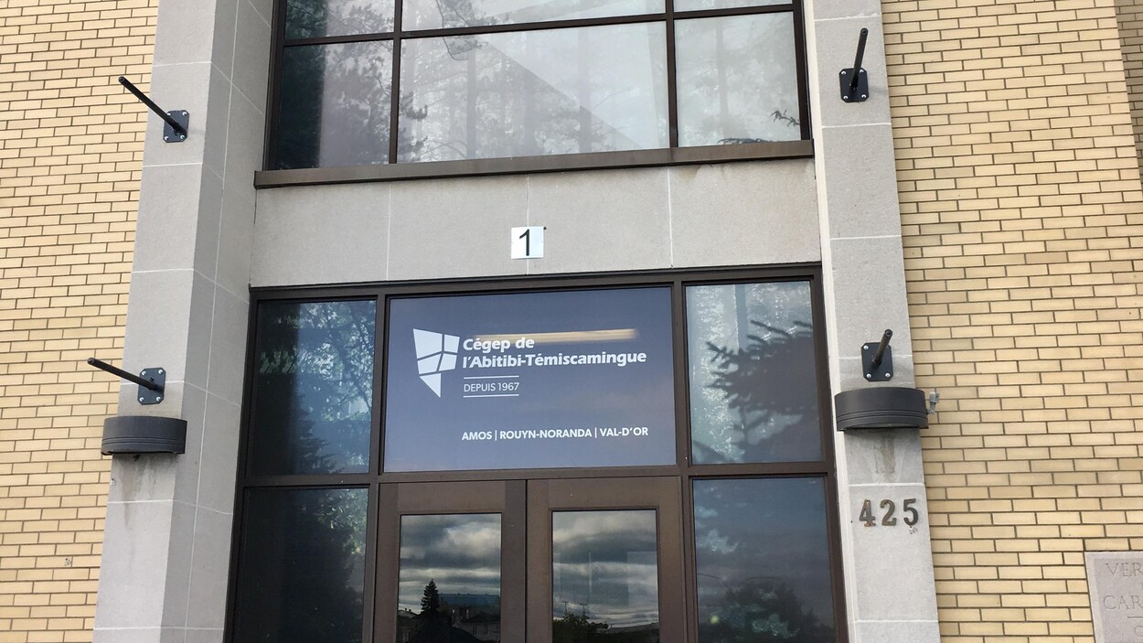 La porte d'entrée avec le logo du Cégep.