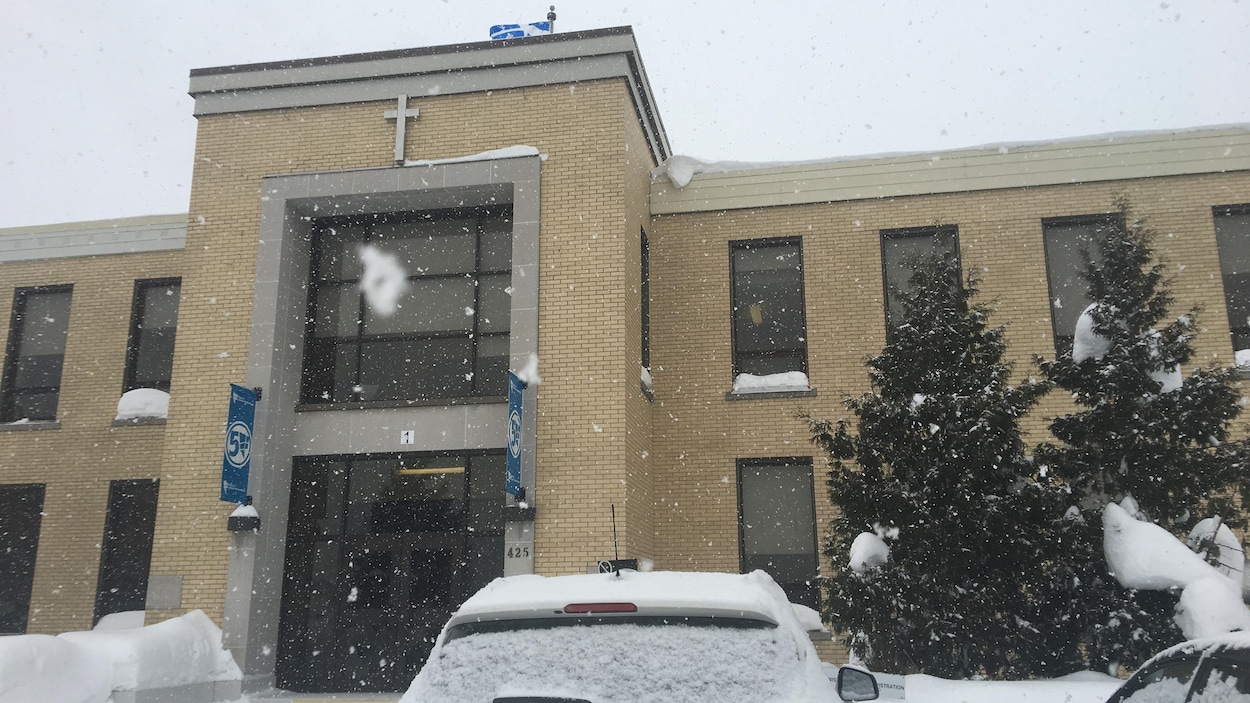 La façade d'un cégep, en hiver.