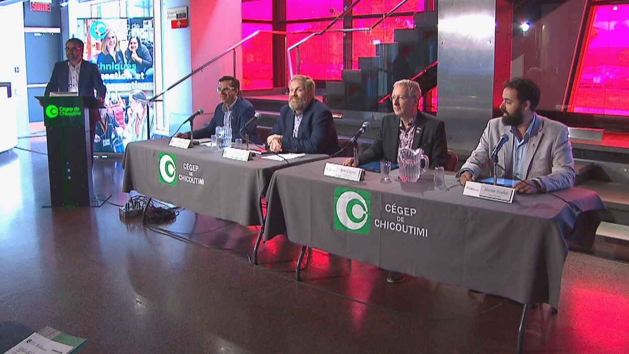 Des hommes lors d'une conférence de presse.