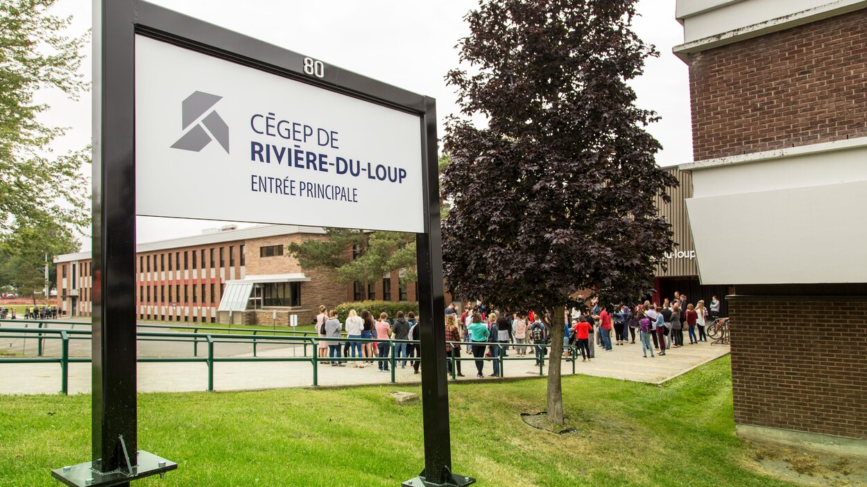 Panneau de l'entrée principale du Cégep de Rivière-du-Loup