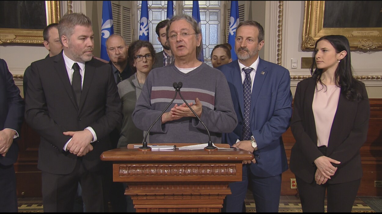 Le représentant syndical Alain Dion s'est prononcé à l'Assemblée nationale entouré des élus du PQ dans l'Est-du-Québec.