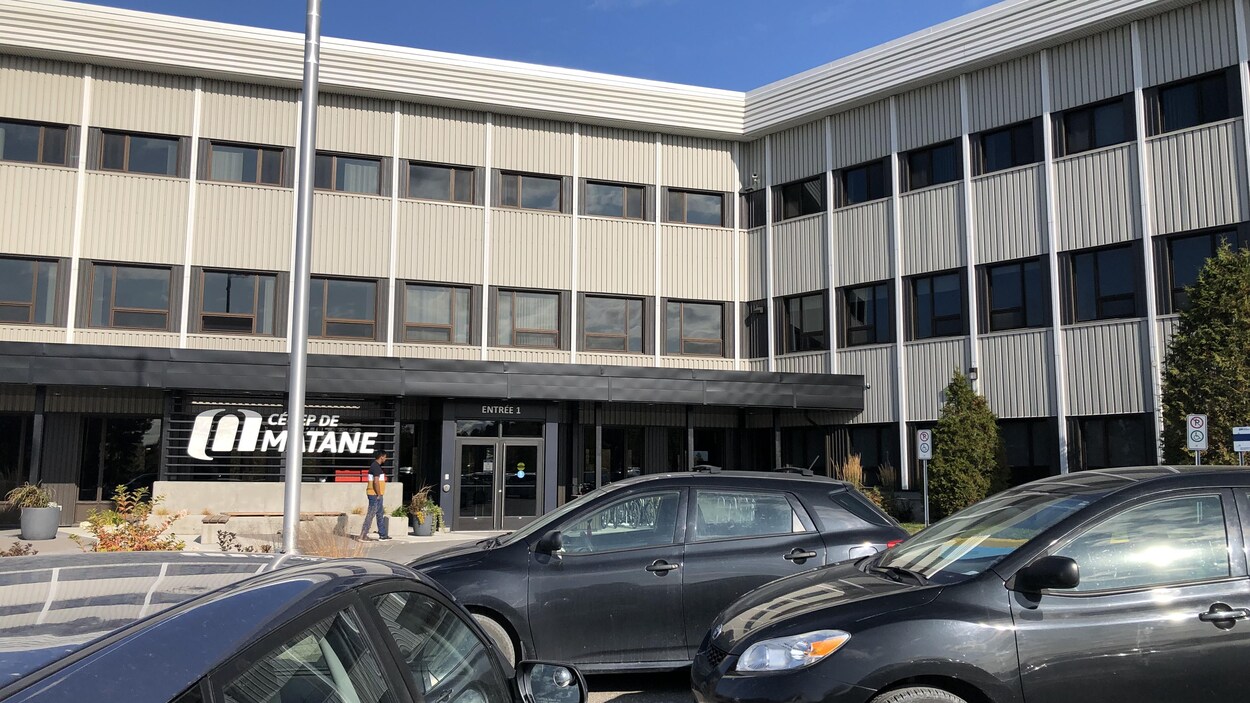 Entrée et stationnement du cégep de Matane