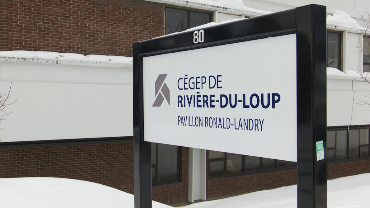 Enseigne du Cégep en hiver.