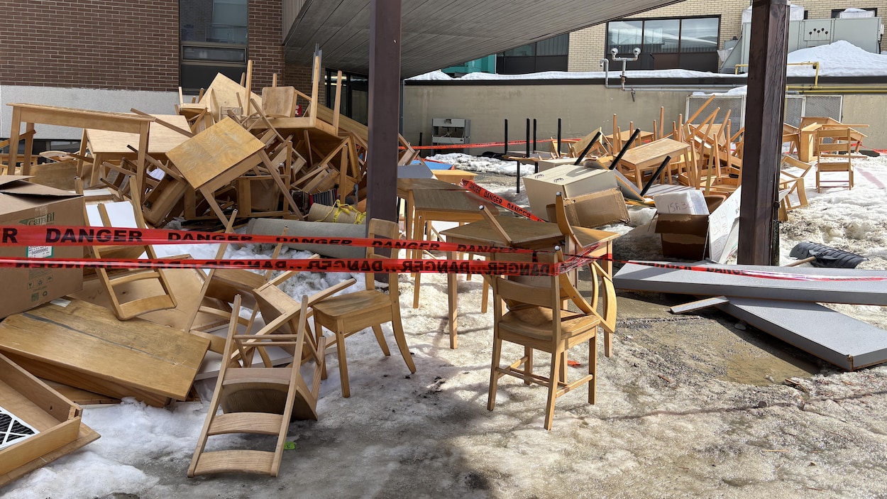 Des dizaines de tables et de chaises du Cégep à la poubelle