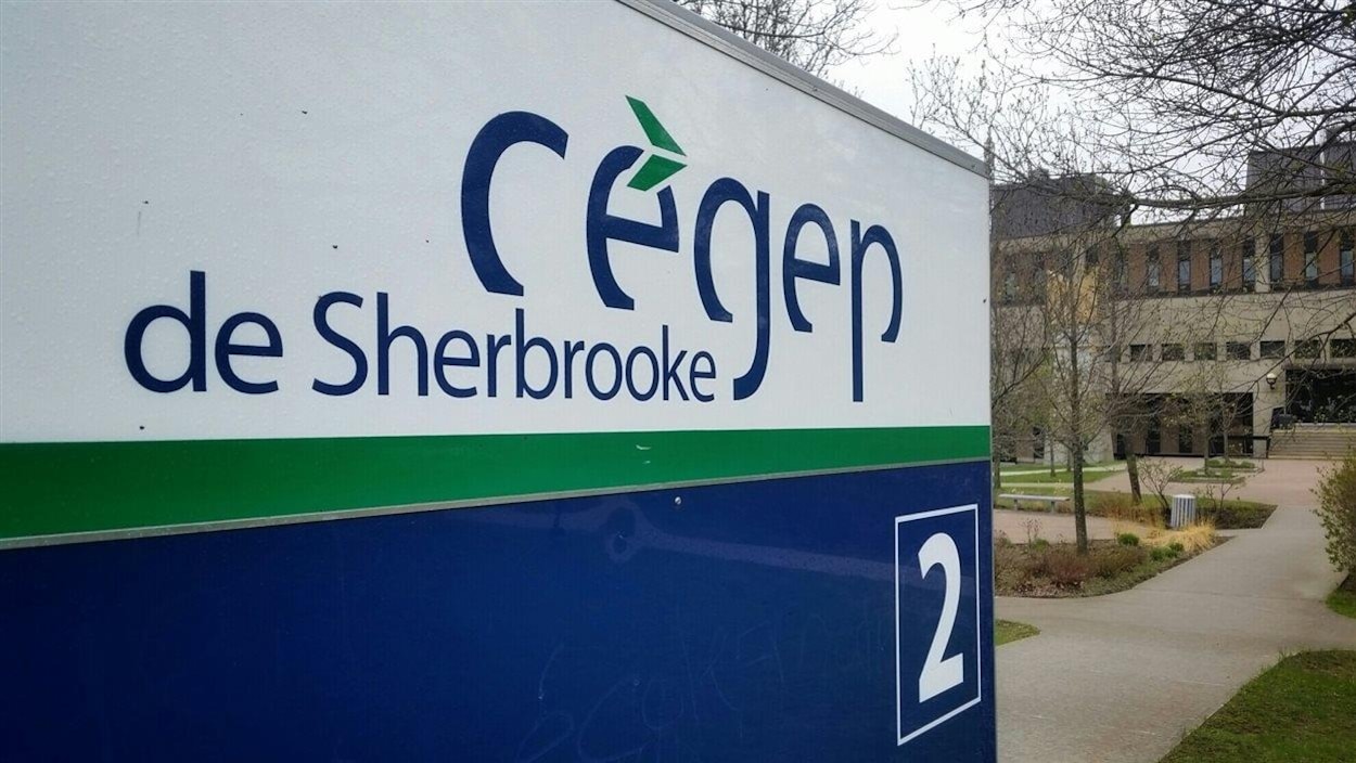 Une affiche du Cégep de Sherbrooke (mai 2016) Une affiche du Cégep de Sherbrooke (mai 2016)