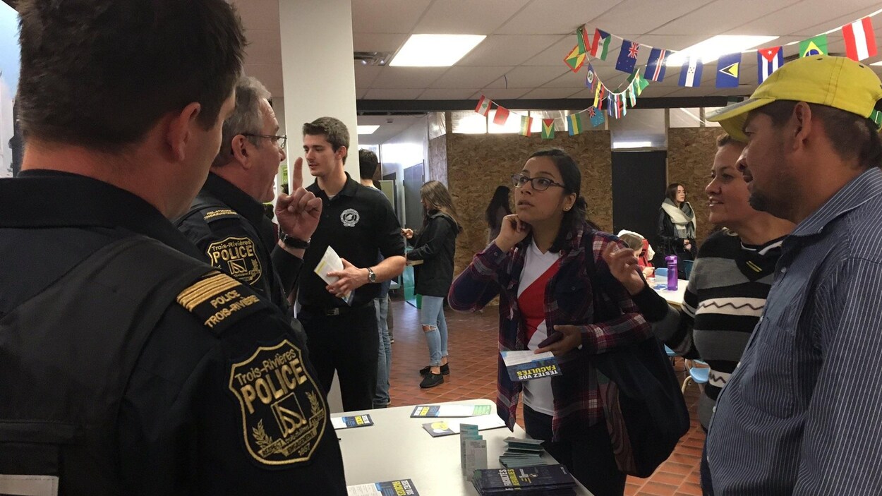 Policiers qui parlent à des jeunes à un kiosqu Policiers qui parlent à des jeunes à un kiosqu