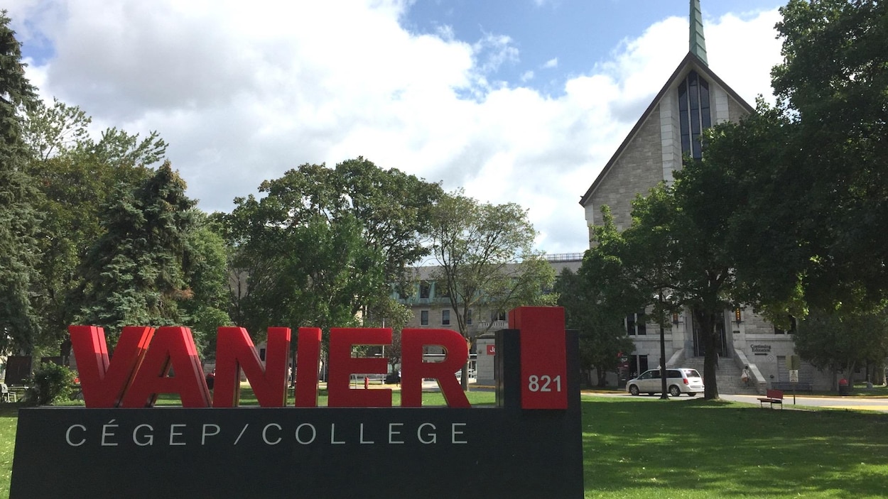 Le cégep anglophone Vanier, à Saint-Laurent, reçoit chaque année plusieurs étudiants de langue maternelle francophone. Le cégep anglophone Vanier, à Saint-Laurent, reçoit chaque année plusieurs étudiants de langue maternelle francophone.