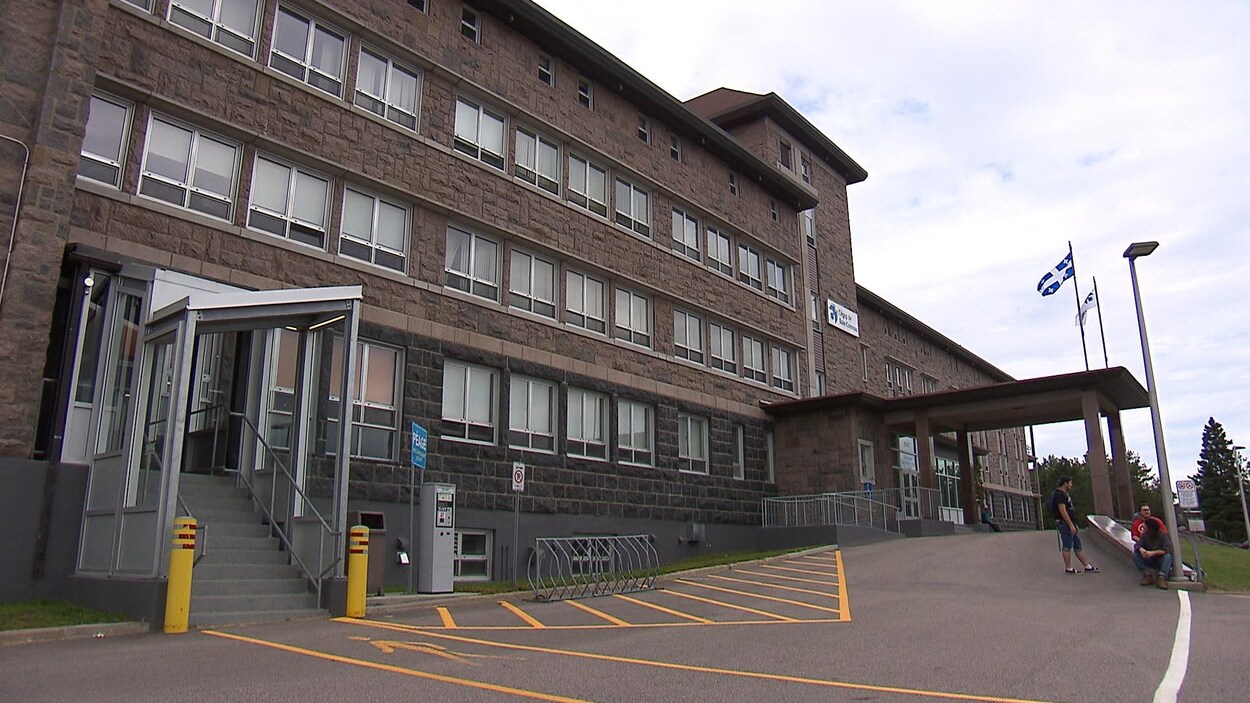Des étudiants discutent devant l'une des entrées du cégep.