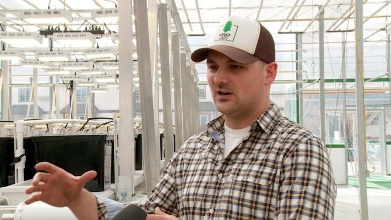 Caleb Allen, âgé d'une trentaine d'années, porte une chemise à carreaux et une casquette