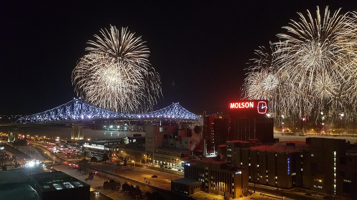 Un feu d’artifice imposant a souligné l’arrivée de 2018 au-dessus du pont Jacques-Cartier, qui était illuminé de façon pour l’occasion. Un feu d’artifice imposant a souligné l’arrivée de 2018 au-dessus du pont Jacques-Cartier, qui était illuminé de façon pour l’occasion.