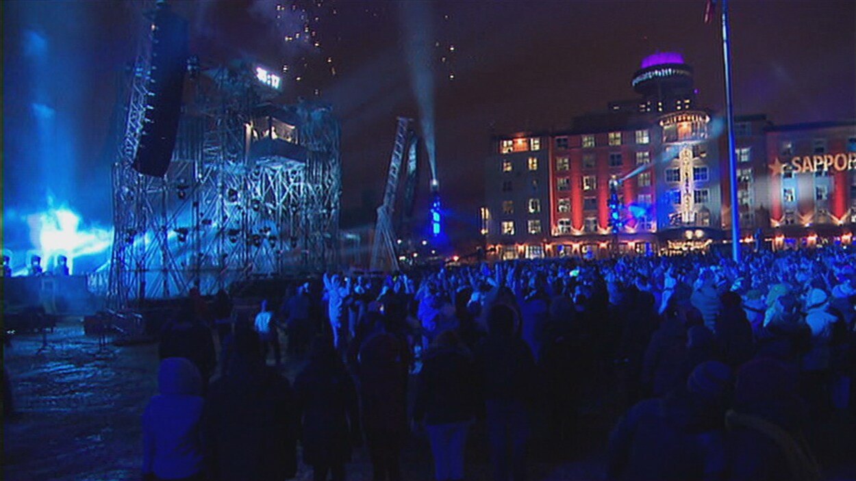 Des personnes célèbrent le Nouvel An sur la Grande Allée à Québec. Des personnes célèbrent le Nouvel An sur la Grande Allée à Québec.