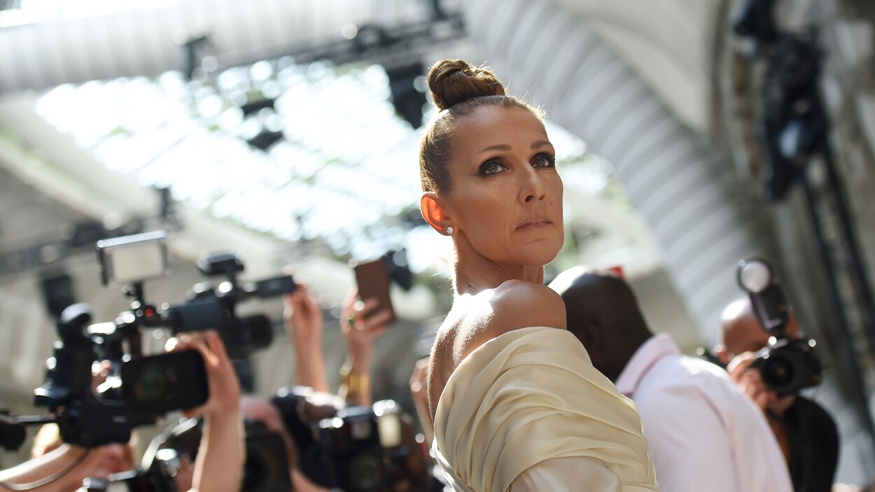 La chanteuse se retourne et porte un chignon.