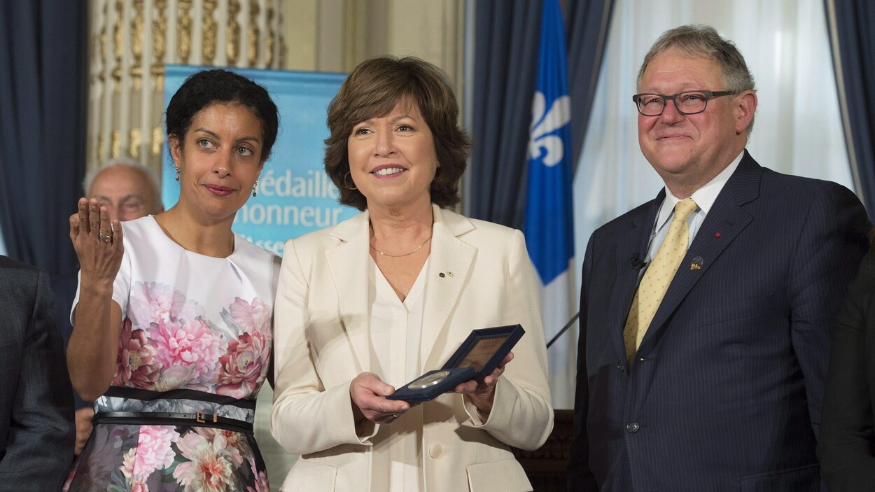 L'animatrice du Téléjournal de Radio-Canada, Céline Galipeau, avec la vice-première ministre du Québec, Dominique Anglade, et le président de l'Assemblée nationale, Jacques Chagnon