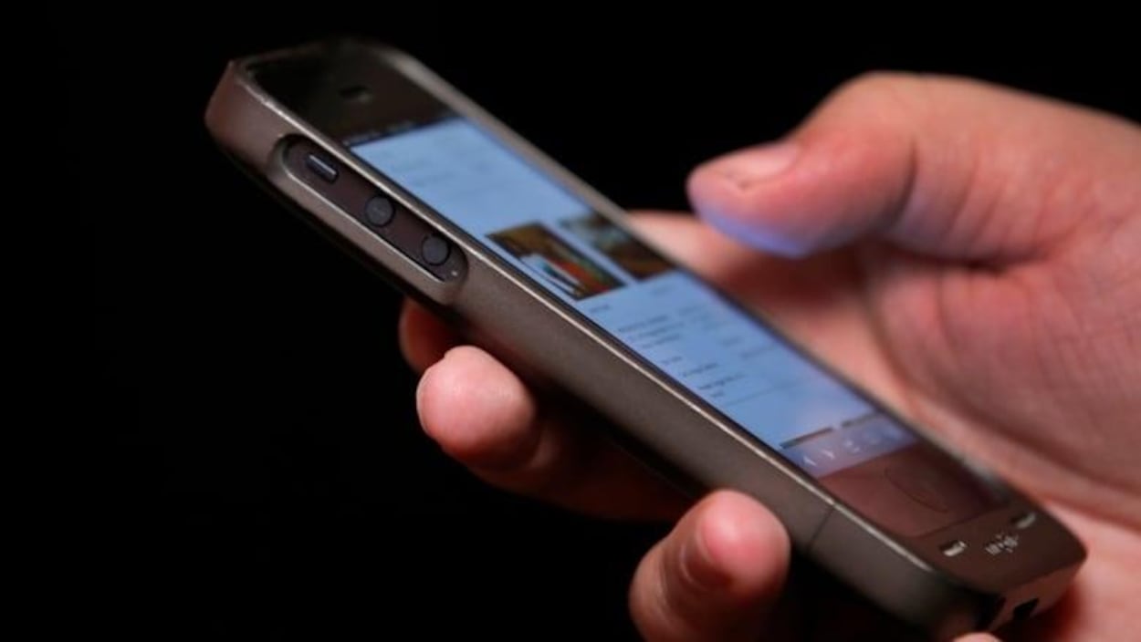 Frais abusifs : le CRTC ouvre une enquête sur les trois principaux opérateurs cellulaires