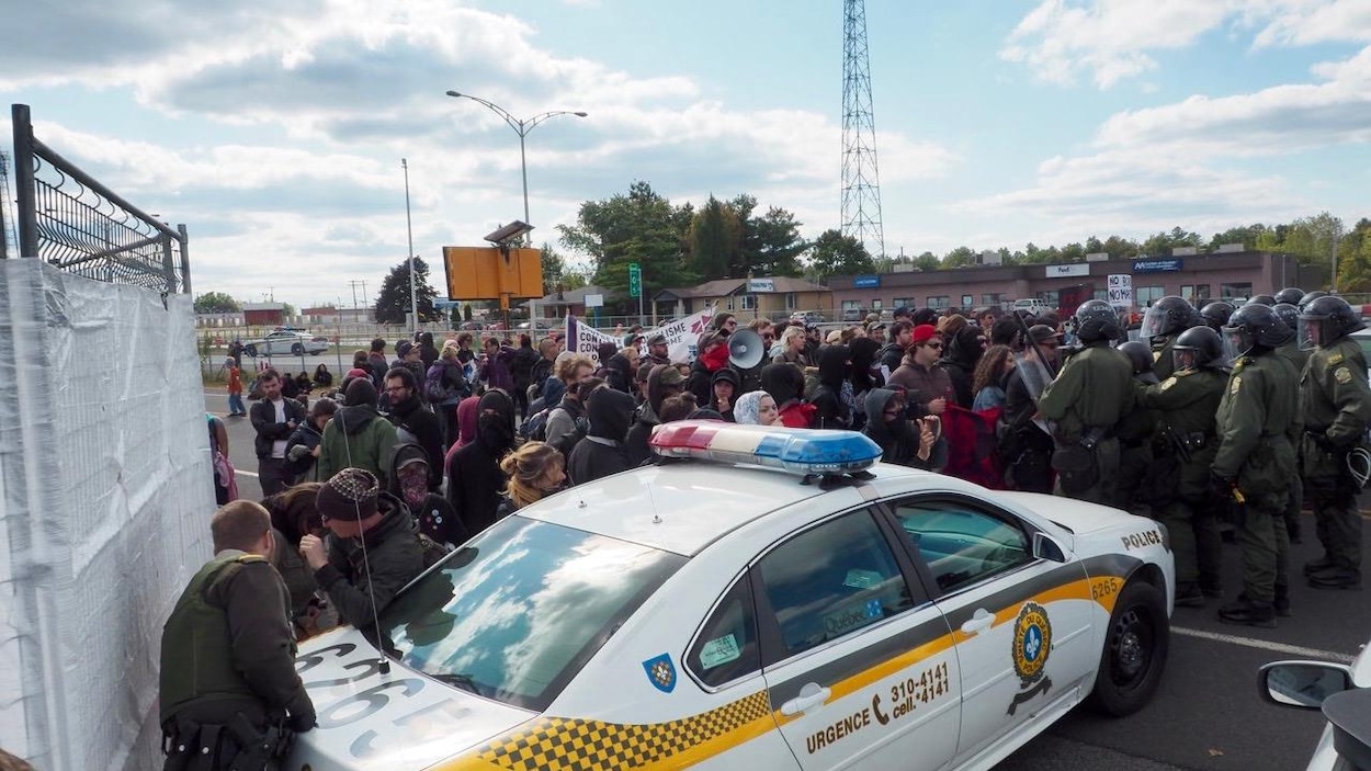 Une centaine de militants antiracistes et antifascistes se sont opposés à Storm Alliance samedi, à Saint-Bernard-de-Lacolle.