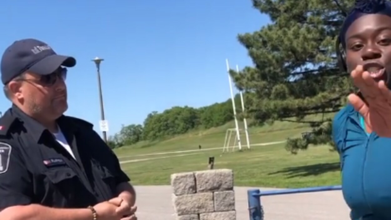 Confrontation filmée entre la plaignante noire et l'inspecteur municipal.