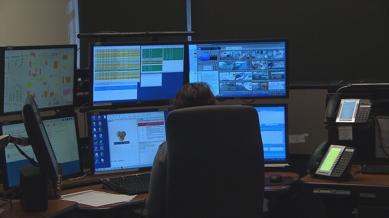 Une employée de la centrale du 911 à Sherbrooke assise à son poste de travail qui compte six écrans d'ordinateur Une employée de la centrale du 911 à Sherbrooke assise à son poste de travail qui compte six écrans d'ordinateur
