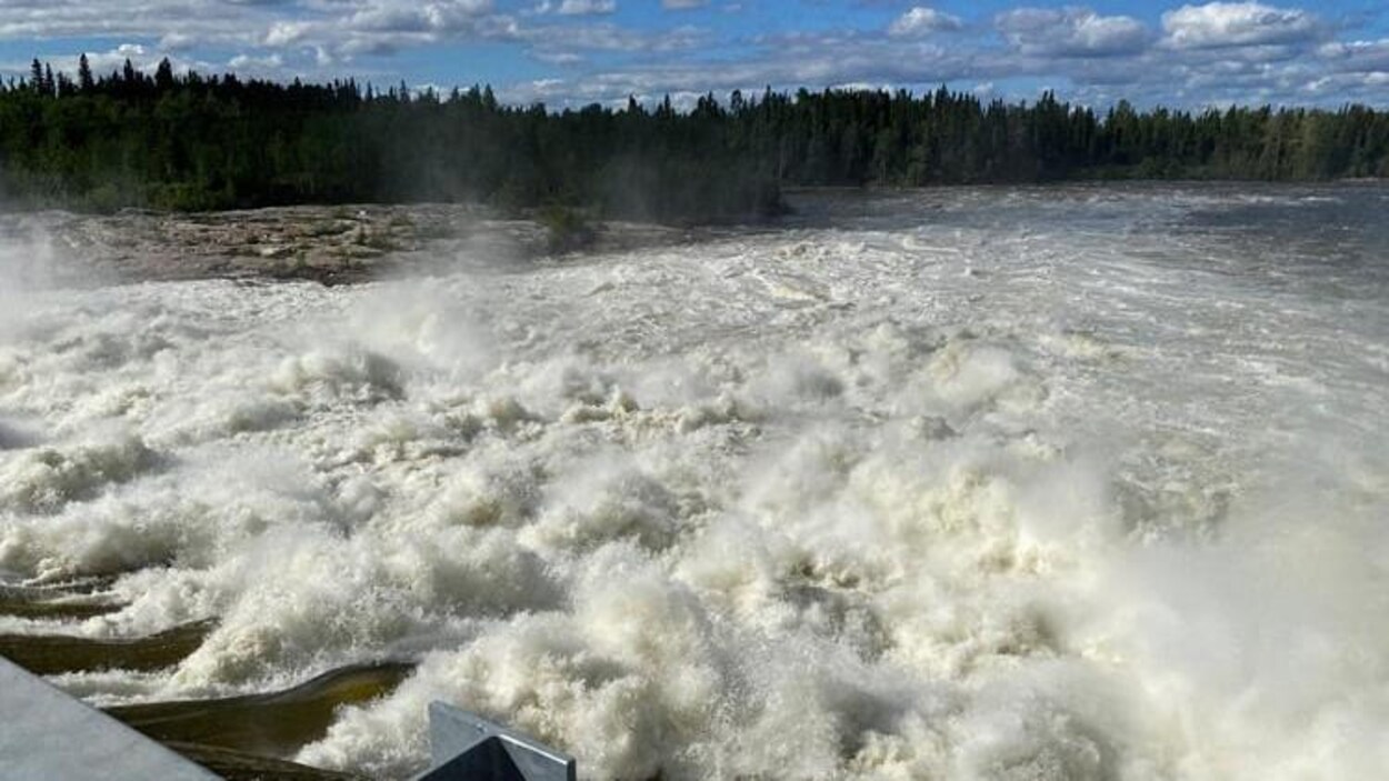 Des volumes d'eau importants se déversent d'un réservoir. hydroélectrique.