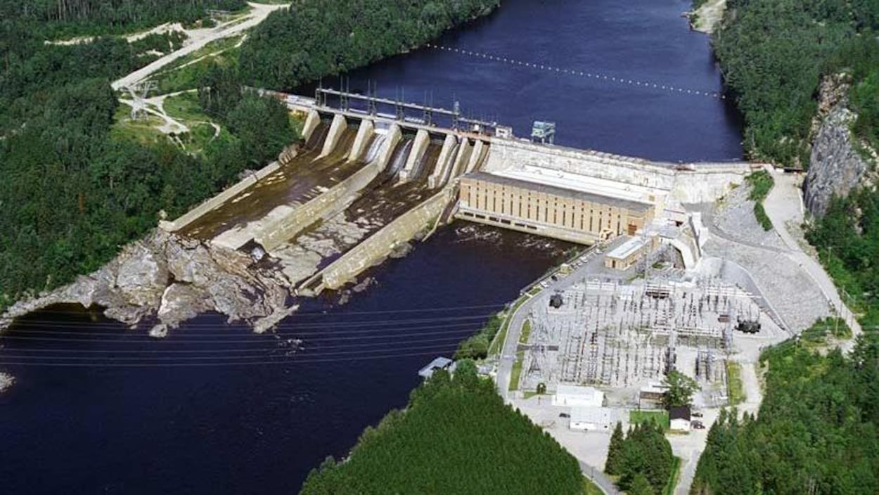 Vue aérienne d'une centrale hydroélectrique.