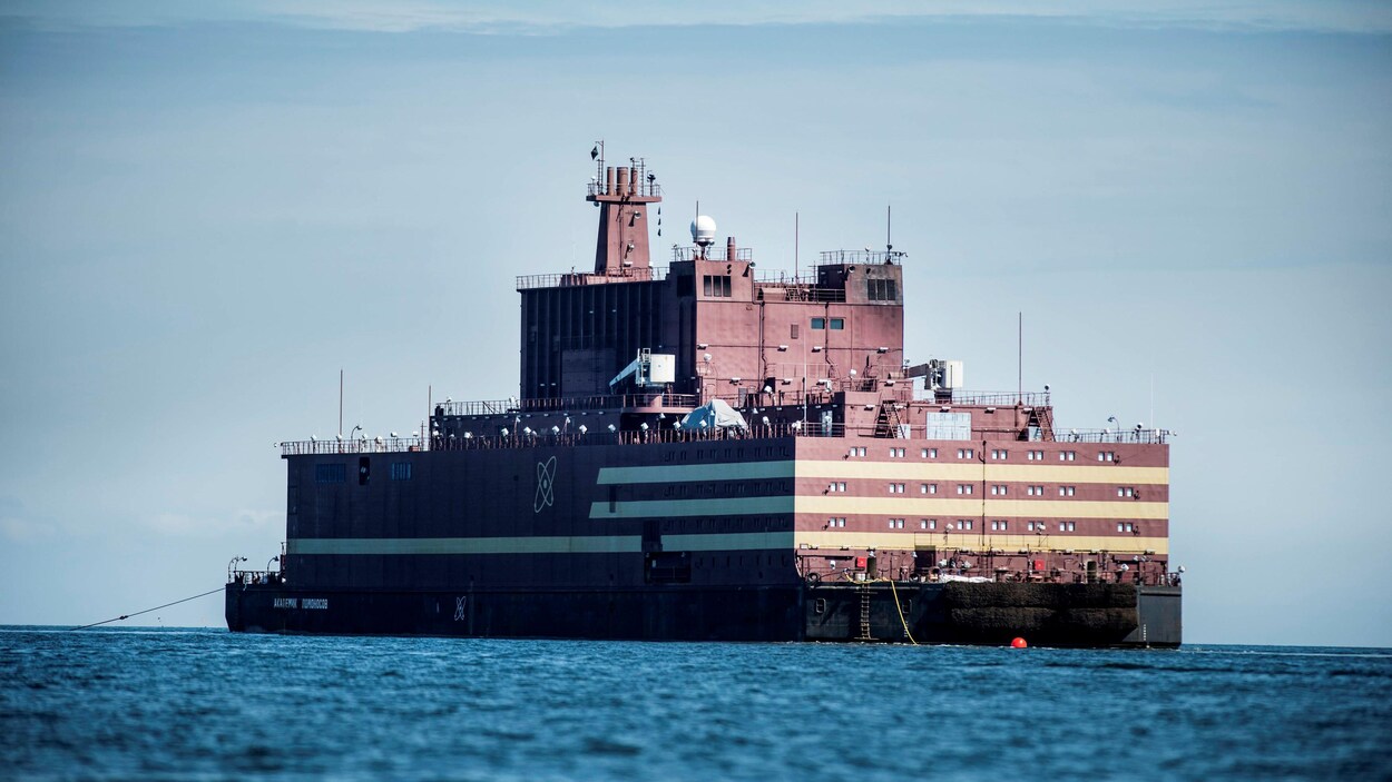 La centrale flotte sur l'océan. La centrale flotte sur l'océan.