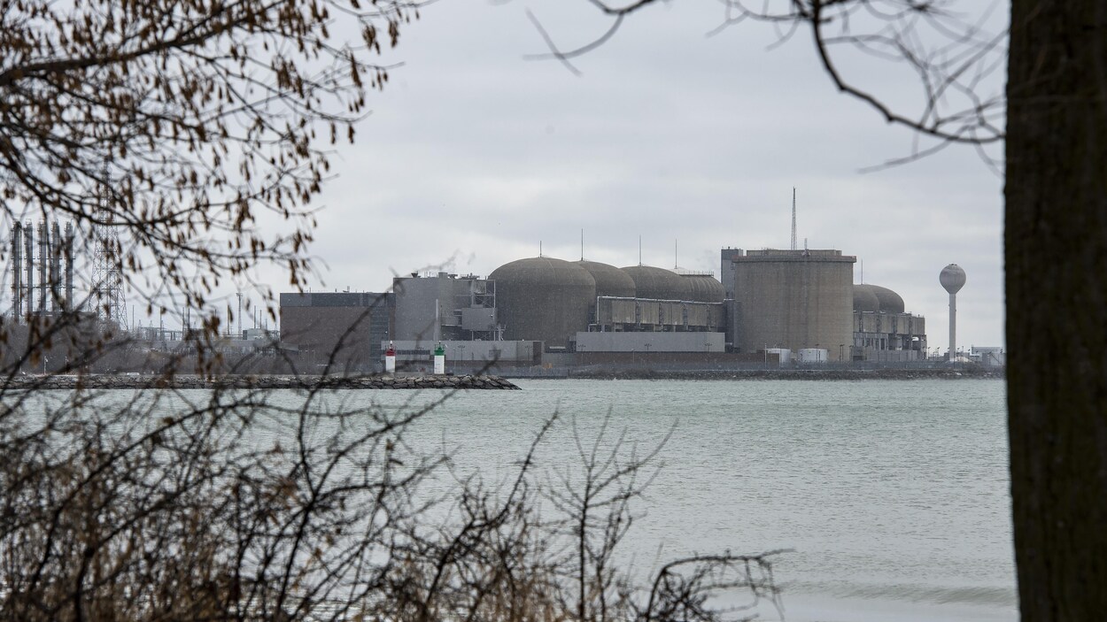 Une centrale nucléaire au bord du lac Ontario.