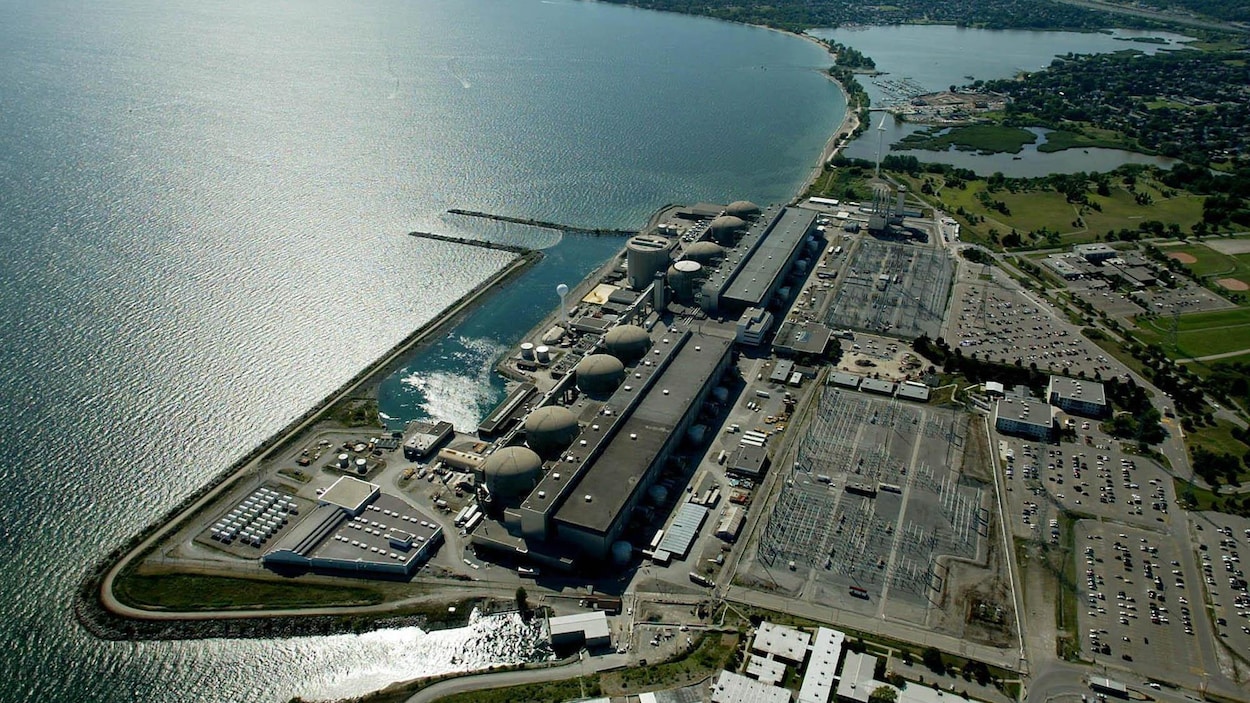 Photo aérienne de la centrale sur le bord du lac Ontario.