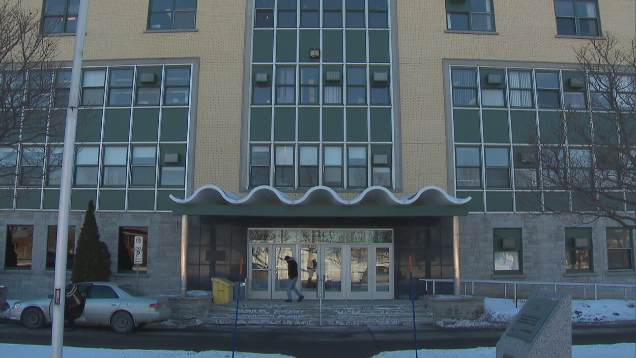 Façade de l’édifice abritant la centrale de police et de la Cour municipale du parc Victoria, à Québec