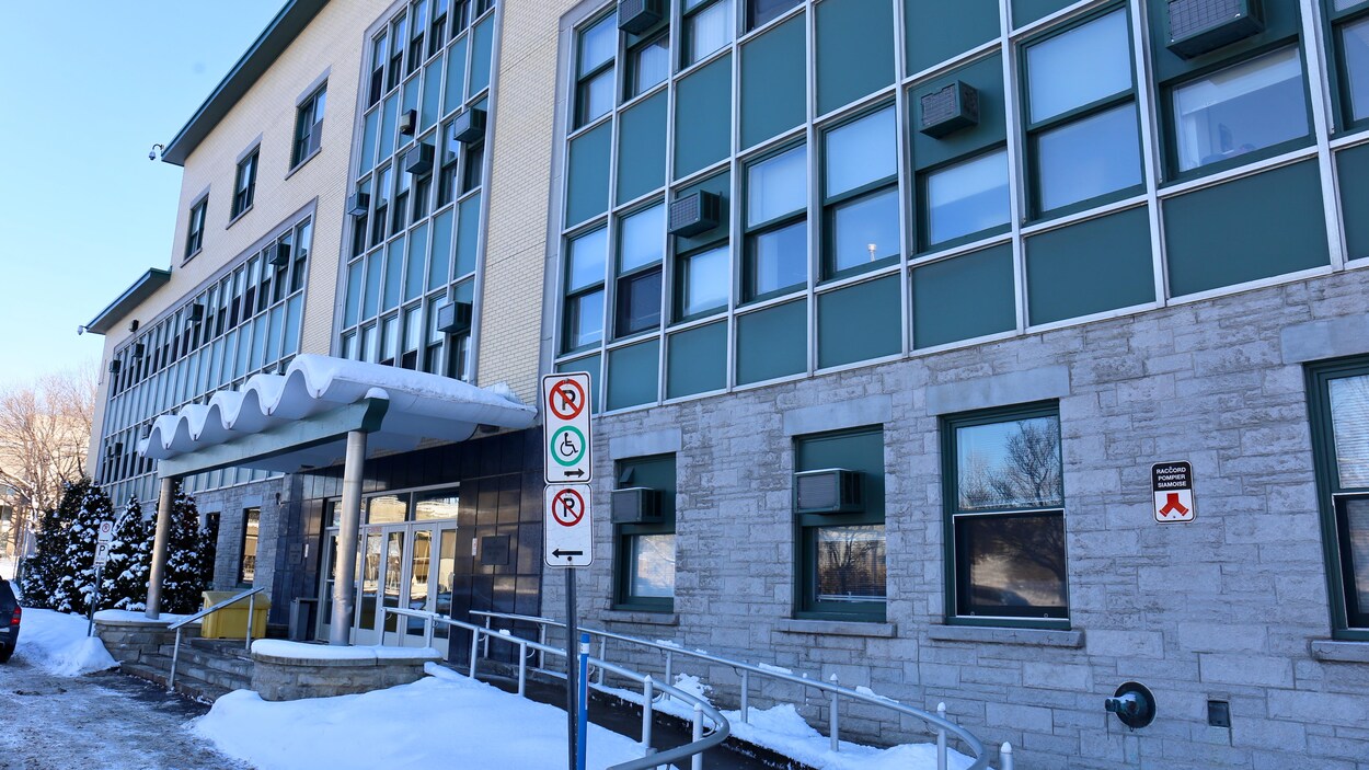 L’entrée principale de la centrale de police du parc Victoria photographiée en hiver.